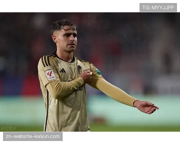 瞬间捕捉：奥萨苏纳前锋在比赛最后时刻因体力透支错失单刀